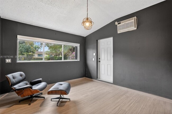 Building Photo - 425 NE 114th St