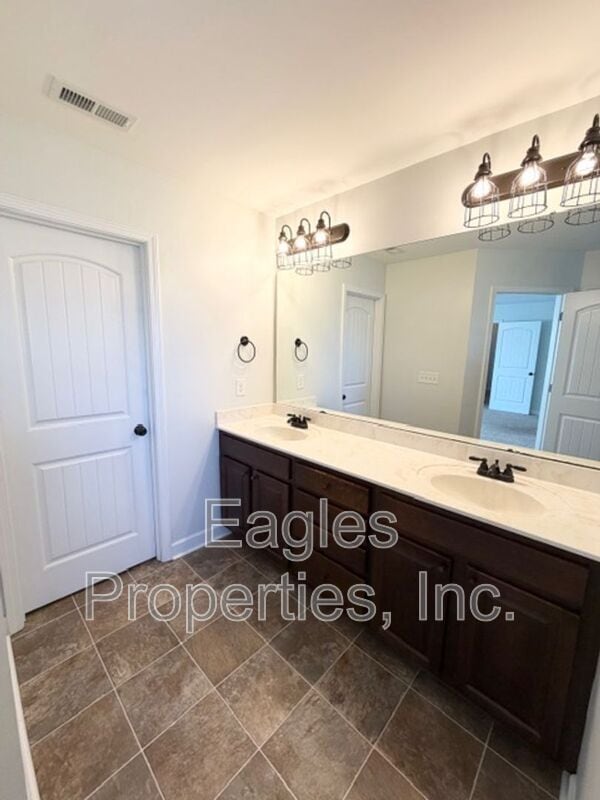 Building Photo - 215 Ingram Fields Dr
