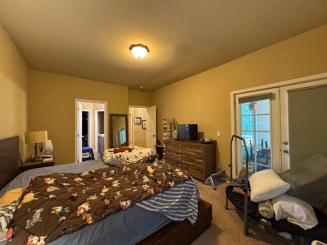 Building Photo - 3 Bedroom, 3 Bathroom House - Walking distance to the beach