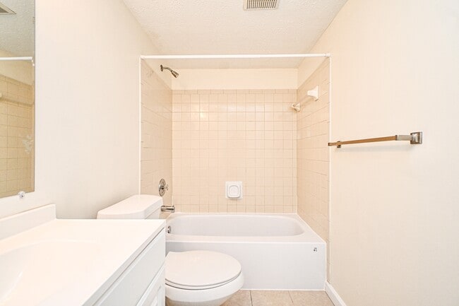 Building Photo - 3021 Stratford Ct