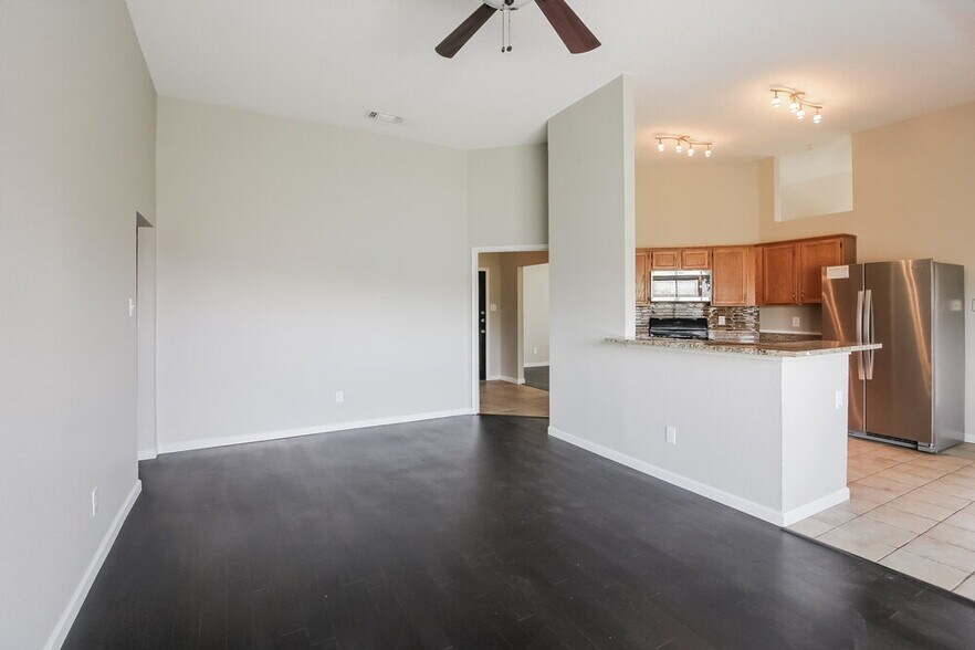 Building Photo - 936 Manor Dr