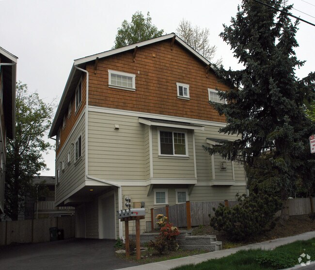 Building Photo - 9557-9559 Interlake Ave