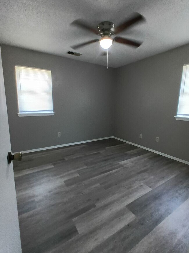 Building Photo - 107 W Campbell Dr