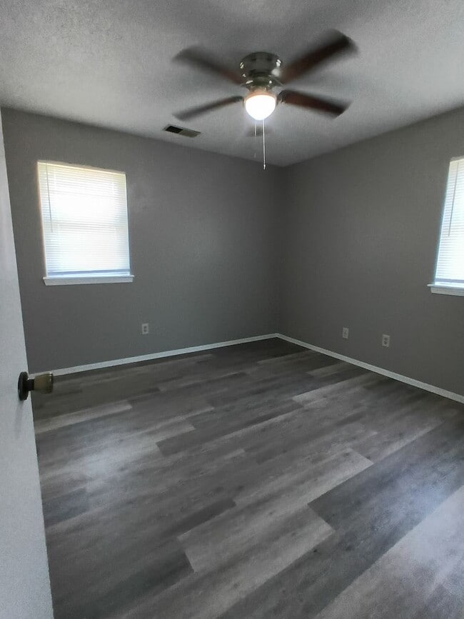 Building Photo - Fresh paint, nice flooring