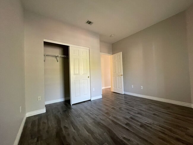 Building Photo - 2 Bedroom Summerlin Condo - Gated community
