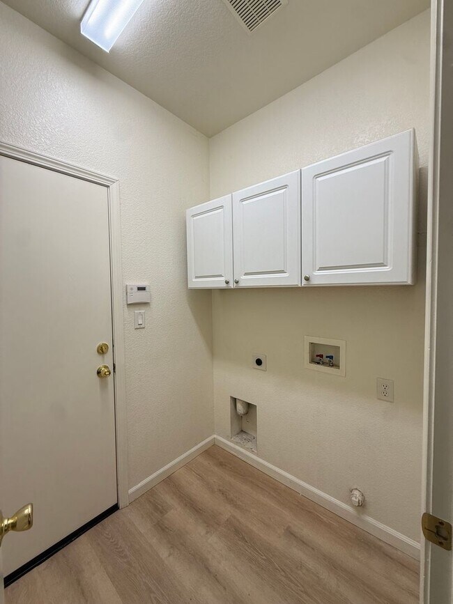 Building Photo - 9416 Trolio Way