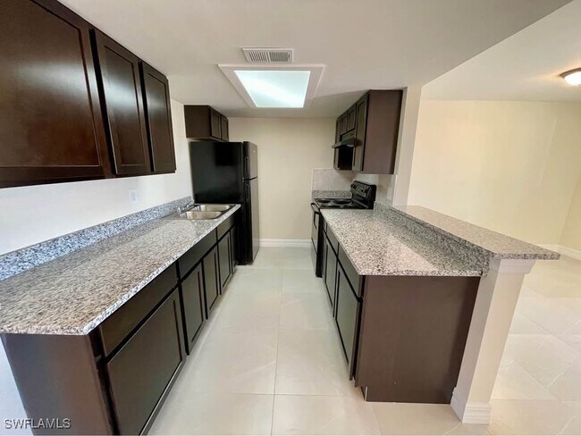 Building Photo - 4052 Bayshore Dr