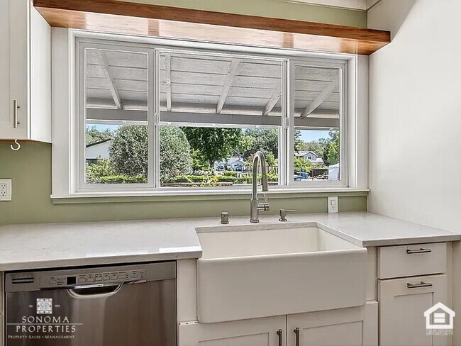 Building Photo - Charming 2-bedroom, 1-bathroom Sonoma Home - Available Now!