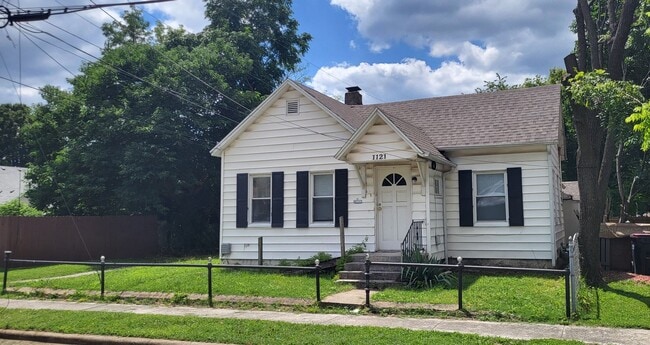 Primary Photo - 2 Bedroom 1 Bath House $795! Central Air &...