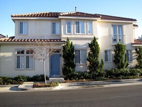 Building Photo - 3-Bedroom Townhome with Community Pool & S...