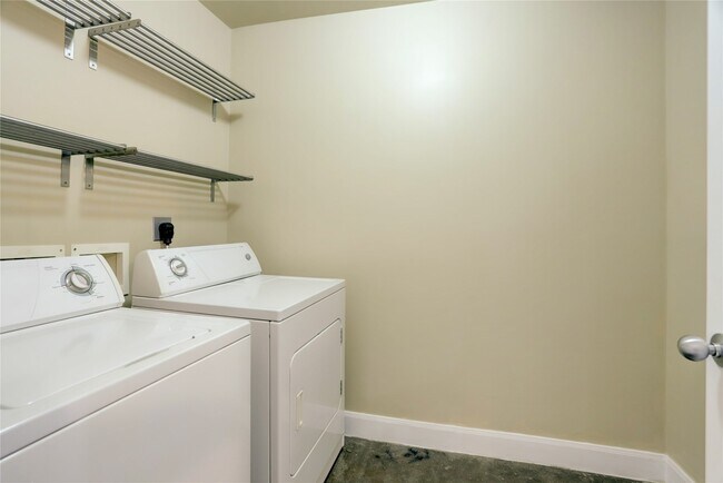 Building Photo - 915 N San Jacinto St