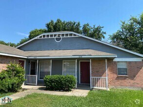 Building Photo - Cute & Cozy Duplex Nestled in a Prime Loca...