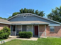 Building Photo - Cute & Cozy Duplex Nestled in a Prime Loca...