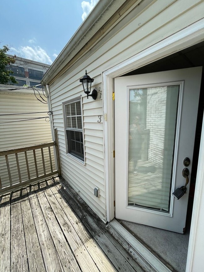 Building Photo - 642 N New St