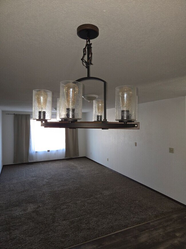 Building Photo - Beautiful Hermiston Home offers a perfect balance of comfort and convenience