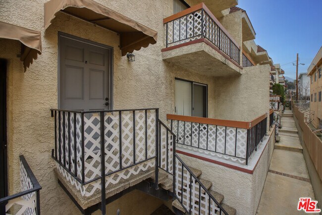 Building Photo - 10214 Samoa Ave