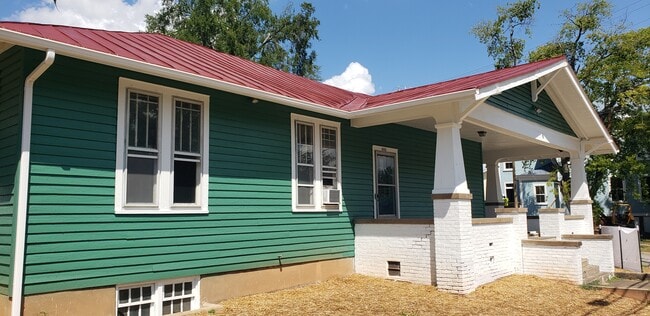 Building Photo - College Corners on High (Deluxe)