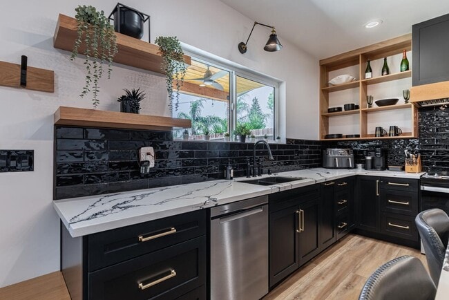 Building Photo - Karin's Kottage-New 2 Bedroom/2 Bath Furnished or Unfurnished Oasis for Lease