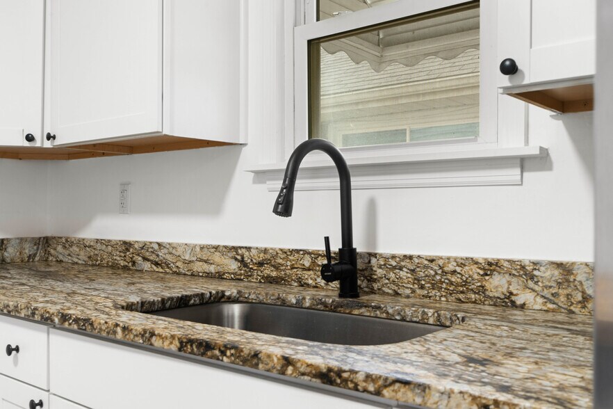 Building Photo - 2416 Sherry Rd