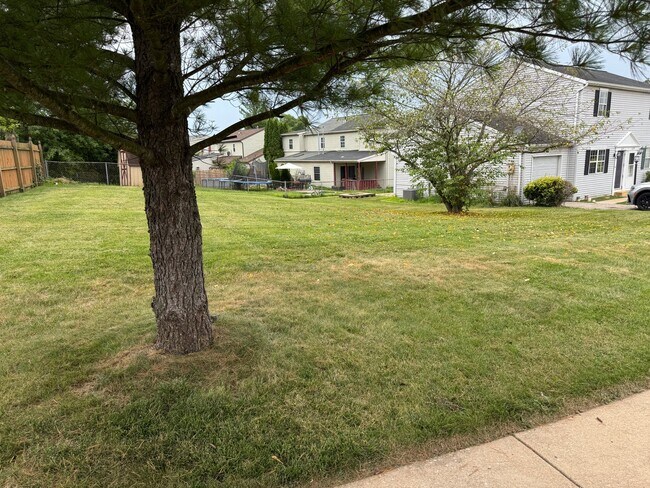 Building Photo - 1627 Blue Jay Dr