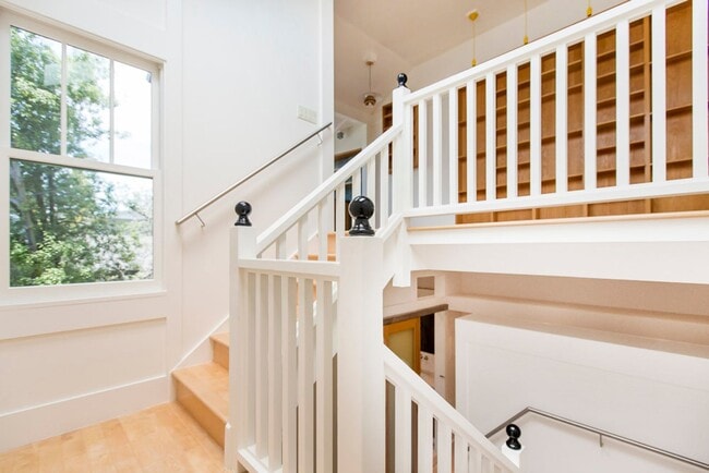 Building Photo - Sunny Apartment in Elmwood Neighborhood