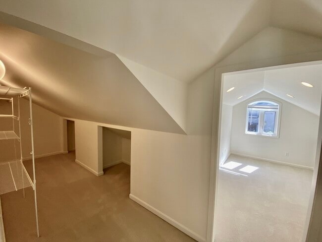 Building Photo - 4802 NE 45th St