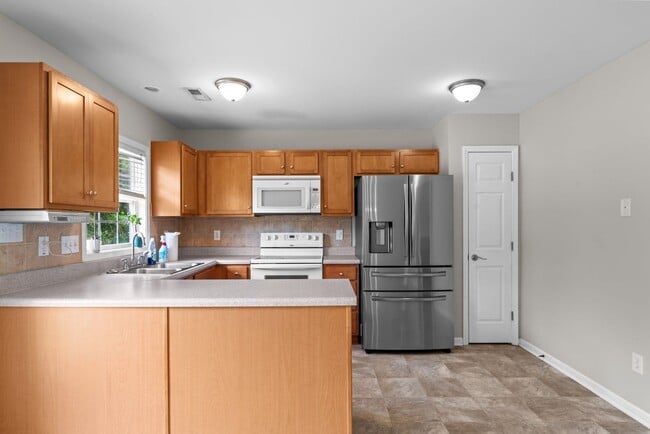 Building Photo - 3 Bed 2 Bath Convenient to Fayetteville an...