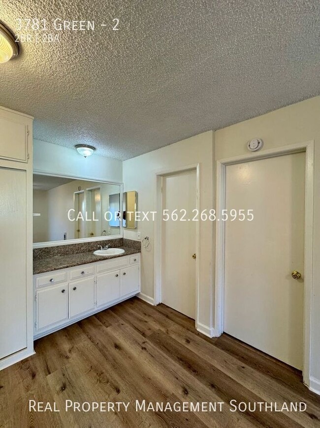 Building Photo - Beautifully Renovated 2 Bed / 1.5 Bath Apa...