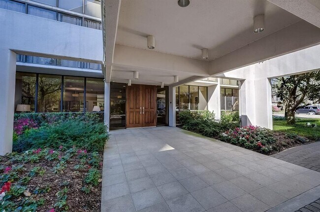 Building Photo - 5001 Woodway Dr