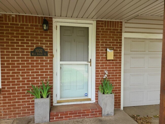 Building Photo - Updated, trendy and Ready for move in! 2 beds 1 bath, gas range, Park within walking distance!