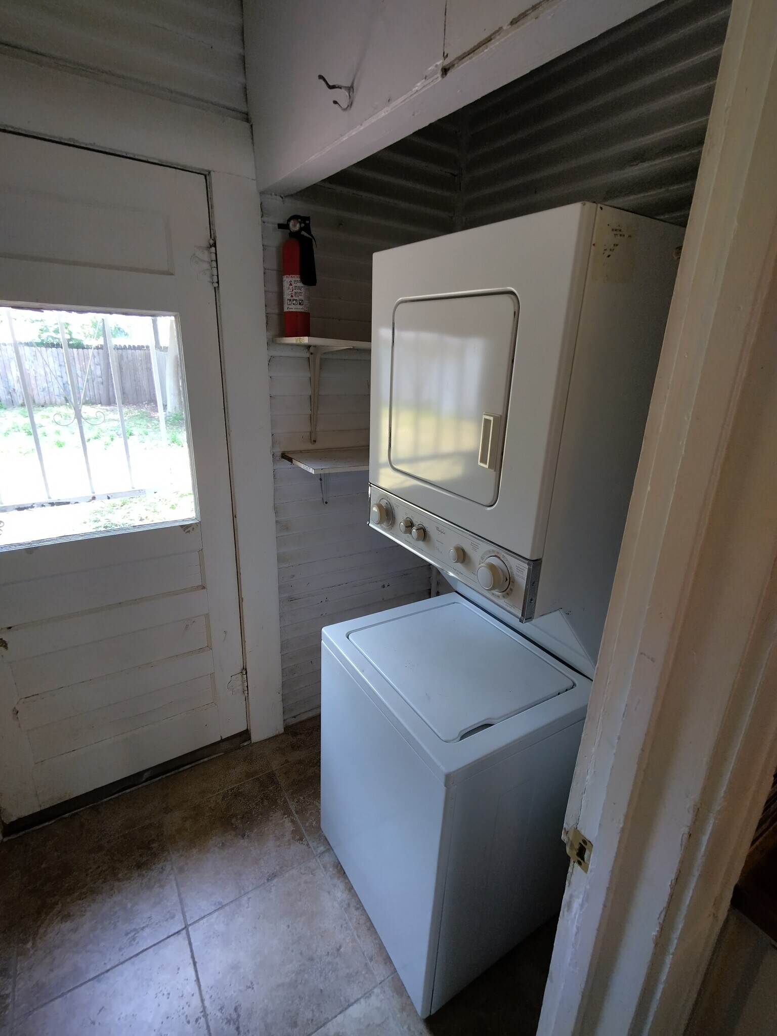 laundry area - 826 W Lynwood Ave
