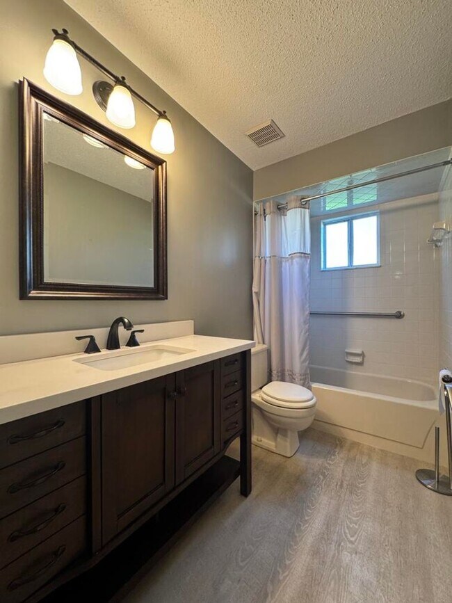 Building Photo - 653 Pelican Bay Dr