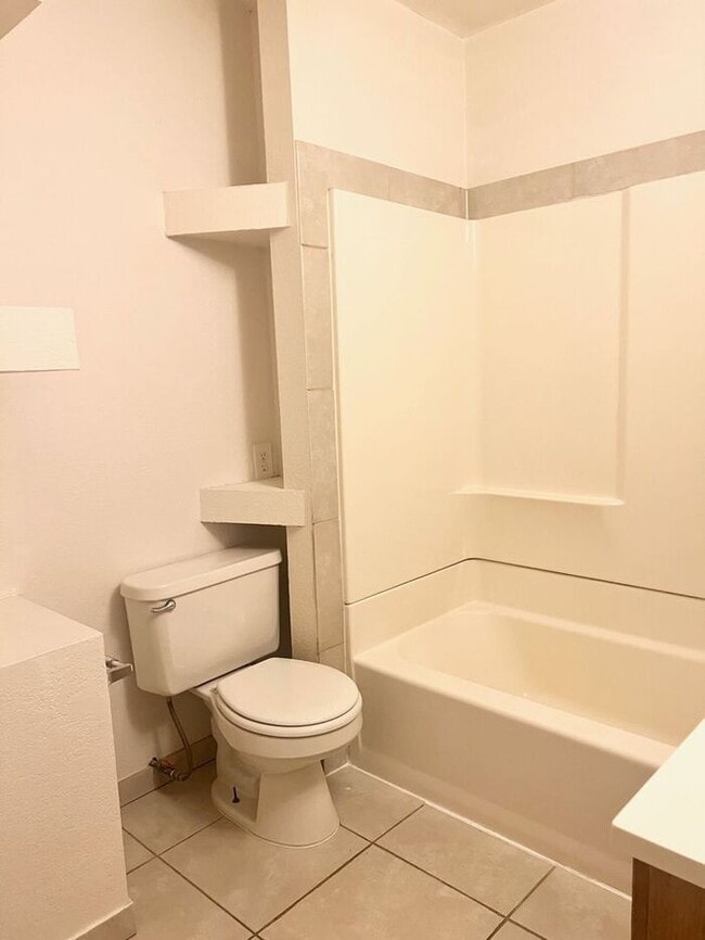 Building Photo - 1 Bed 1 Bath Apartment Near City Park!
