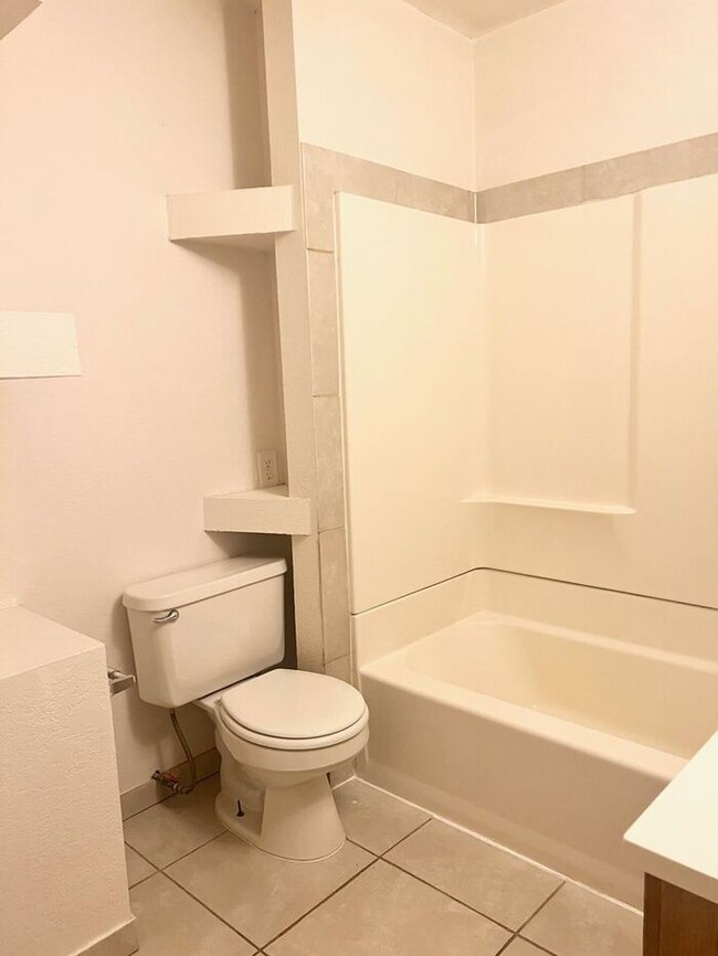 Building Photo - 1/2 OFF 1ST MONTHS RENT!!!! One-bedroom Ap...