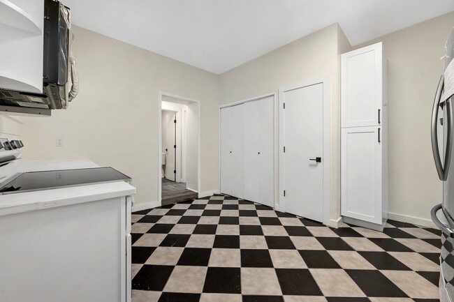 Building Photo - 610 W 35th St