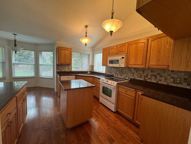 Building Photo - 3 bedroom 2 bath home in Sutherlin