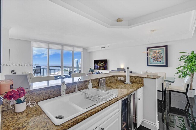 Building Photo - 848 Brickell Key Dr