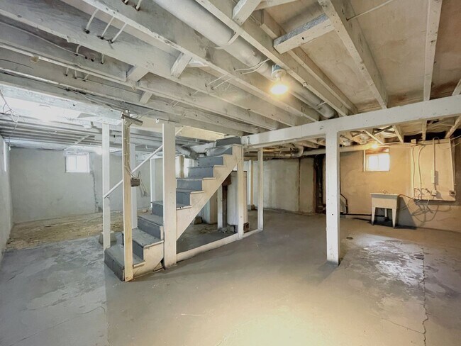 Building Photo - 4713 N Commercial Ave