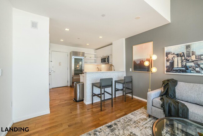 Building Photo - 513 S Damen Ave