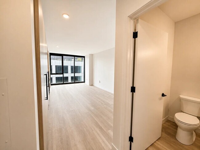 Building Photo - 1357 W Fulton St