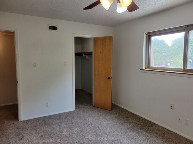 Building Photo - COLONIAL PARK CONDO