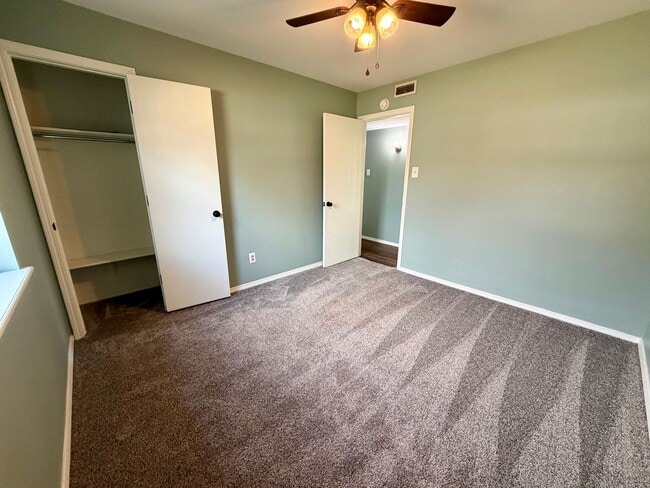 Building Photo - 904 Hillside Dr