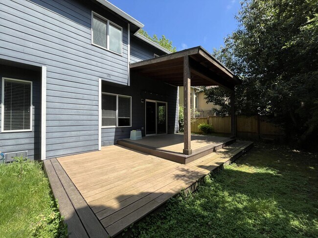 Building Photo - Beautiful 5BD/3BA Home with Soaking Tub, Island Kitchen & Attached 2-Car Garage