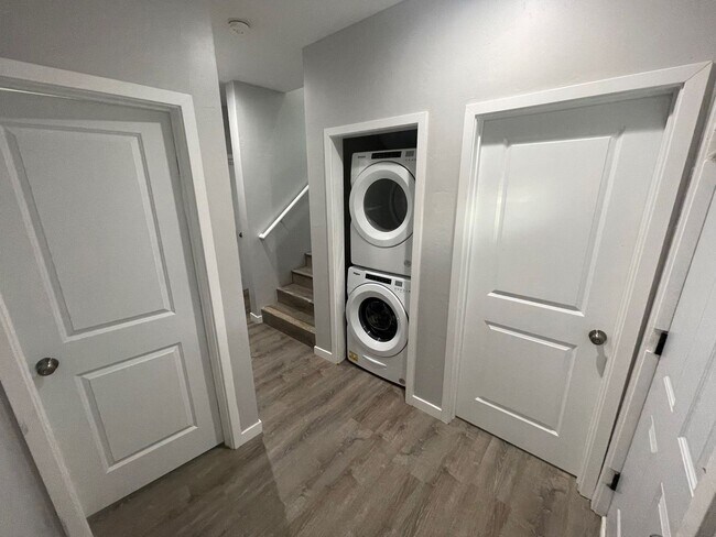 Building Photo - 4BD/2BA with great Yard! (Lease out, pendi...