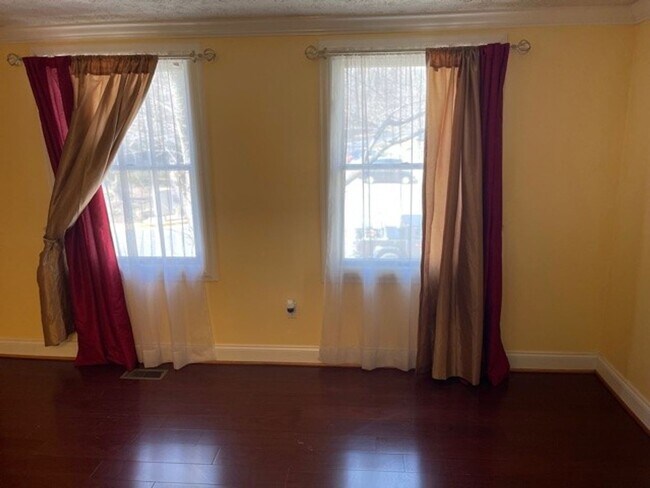 Building Photo - Well maintained 2 BR 2 BA 3 level townhome...
