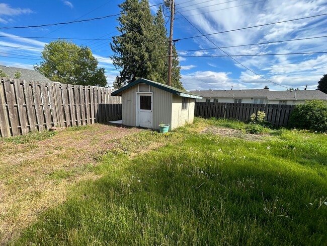 Building Photo - 4 Bed/2Bath home with large yard near scho...