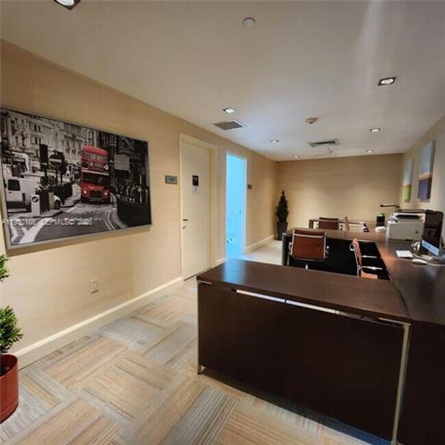 Building Photo - 950 Brickell Bay Dr