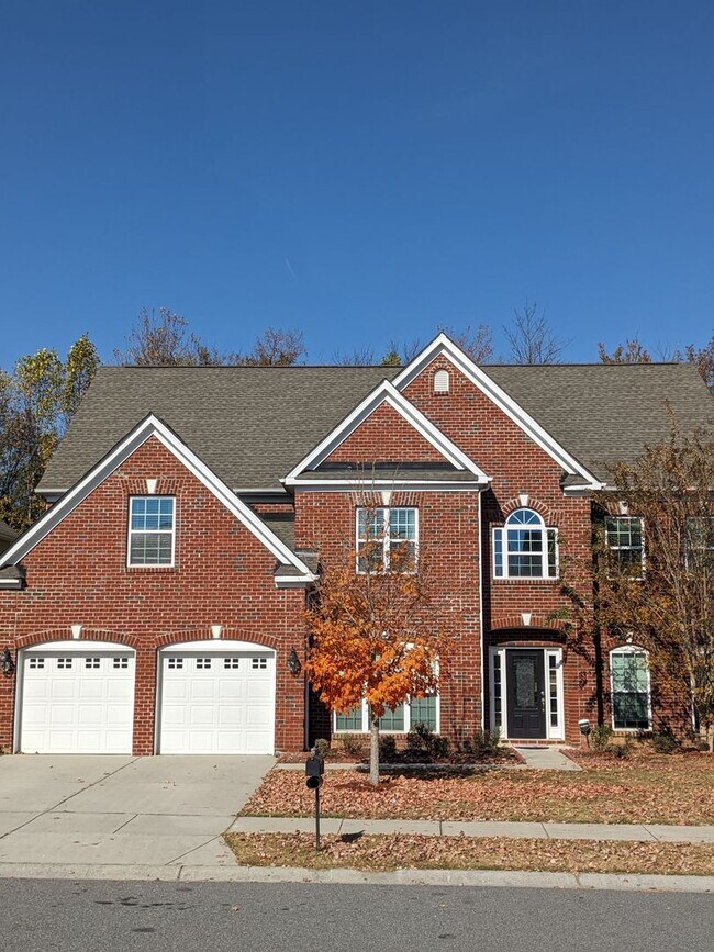 Building Photo - Stunning 7 Bedroom House with a Loft and U...