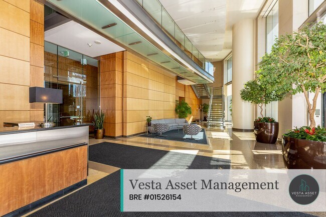 Building Photo - Luxurious High-Rise Living with Iconic San Francisco Views