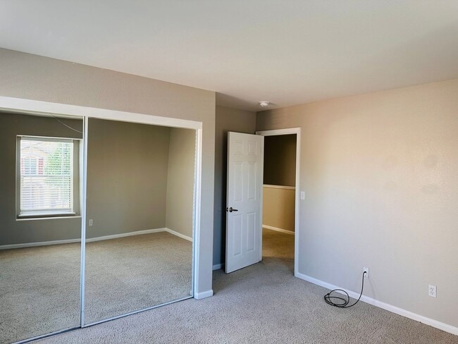 Building Photo - Full Bedroom and Bathroom Downstairs